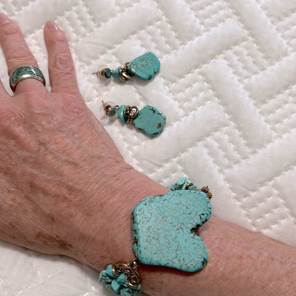 Beautiful natural turquoise bracelet, earrings, ring set